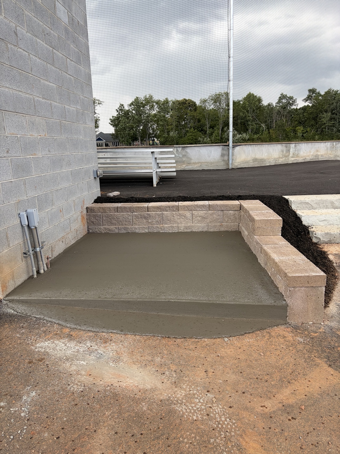 Retaining wall and fresh concrete